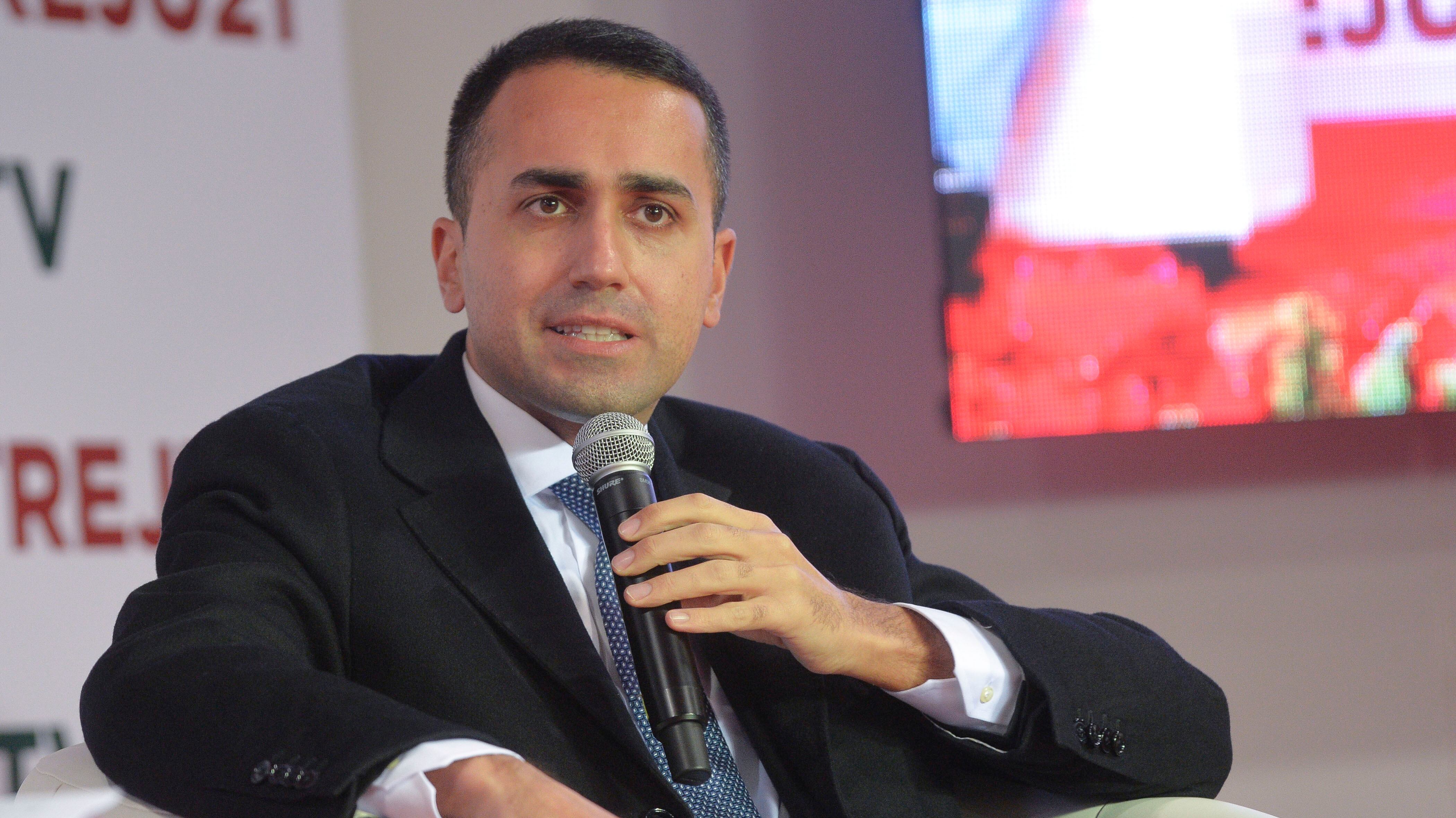 Lo strappo di Di Maio: "Sono stato screditato, mi dimetto da garante". E Grillo rifonda M5s: "Limiti alle cariche"