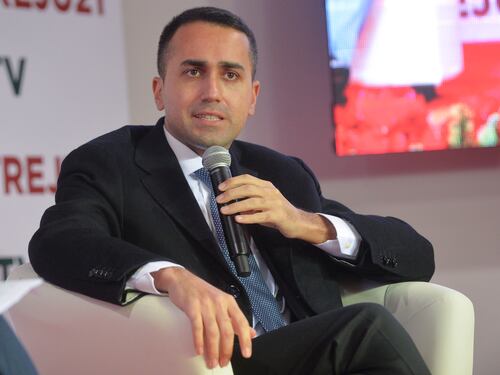 Lo strappo di Di Maio: "Sono stato screditato, mi dimetto da garante". E Grillo rifonda M5s: "Limiti alle cariche"
