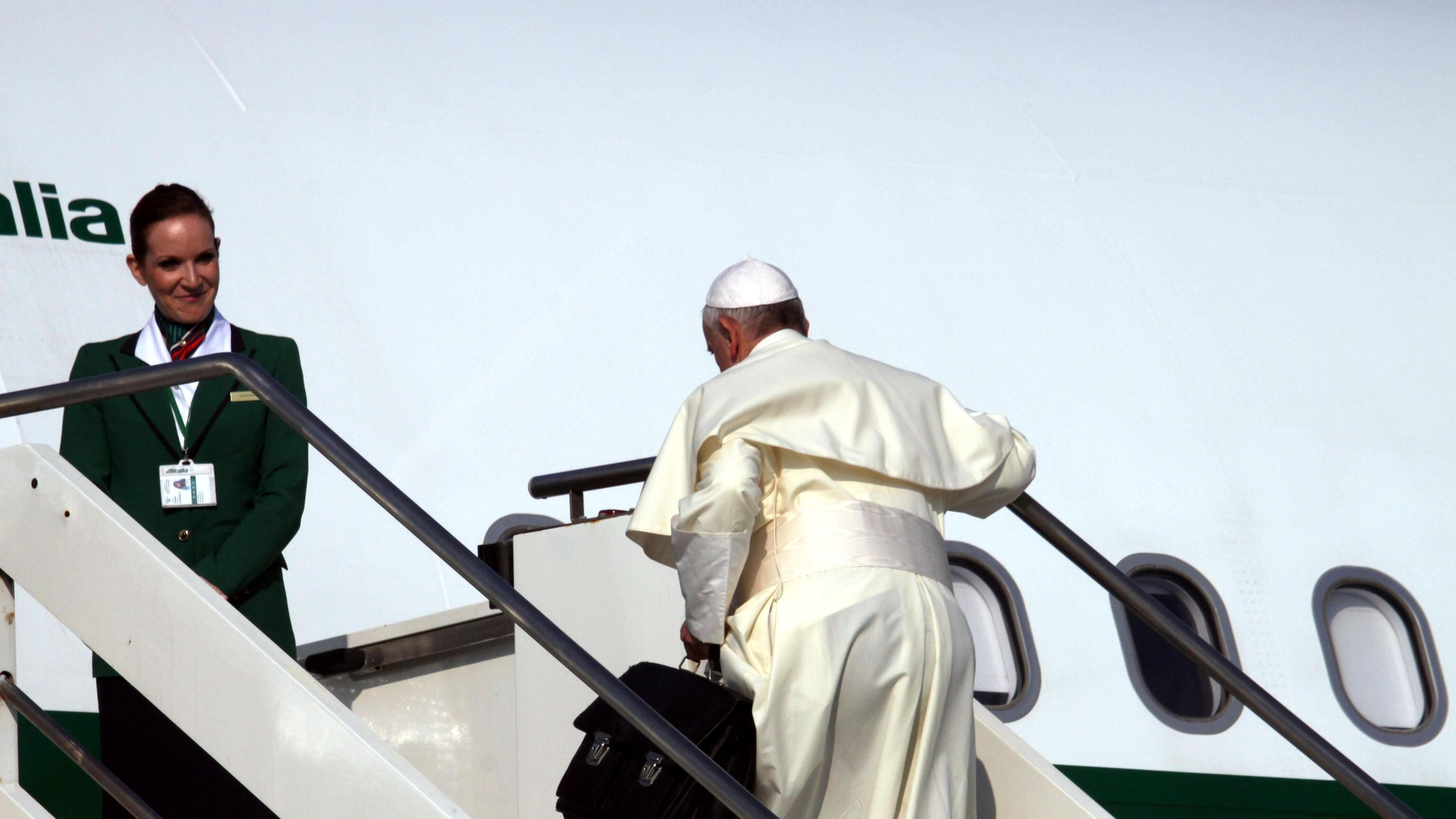 Papa Francesco in volo per il Brasile