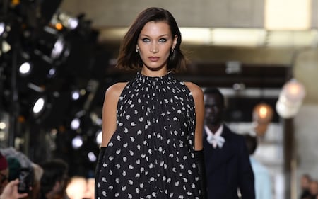Bella Hadid sexy in passerella, foto 3