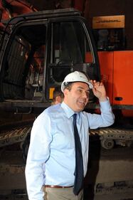 L'assessore Del Tenno alla guida dell'escavatore 13