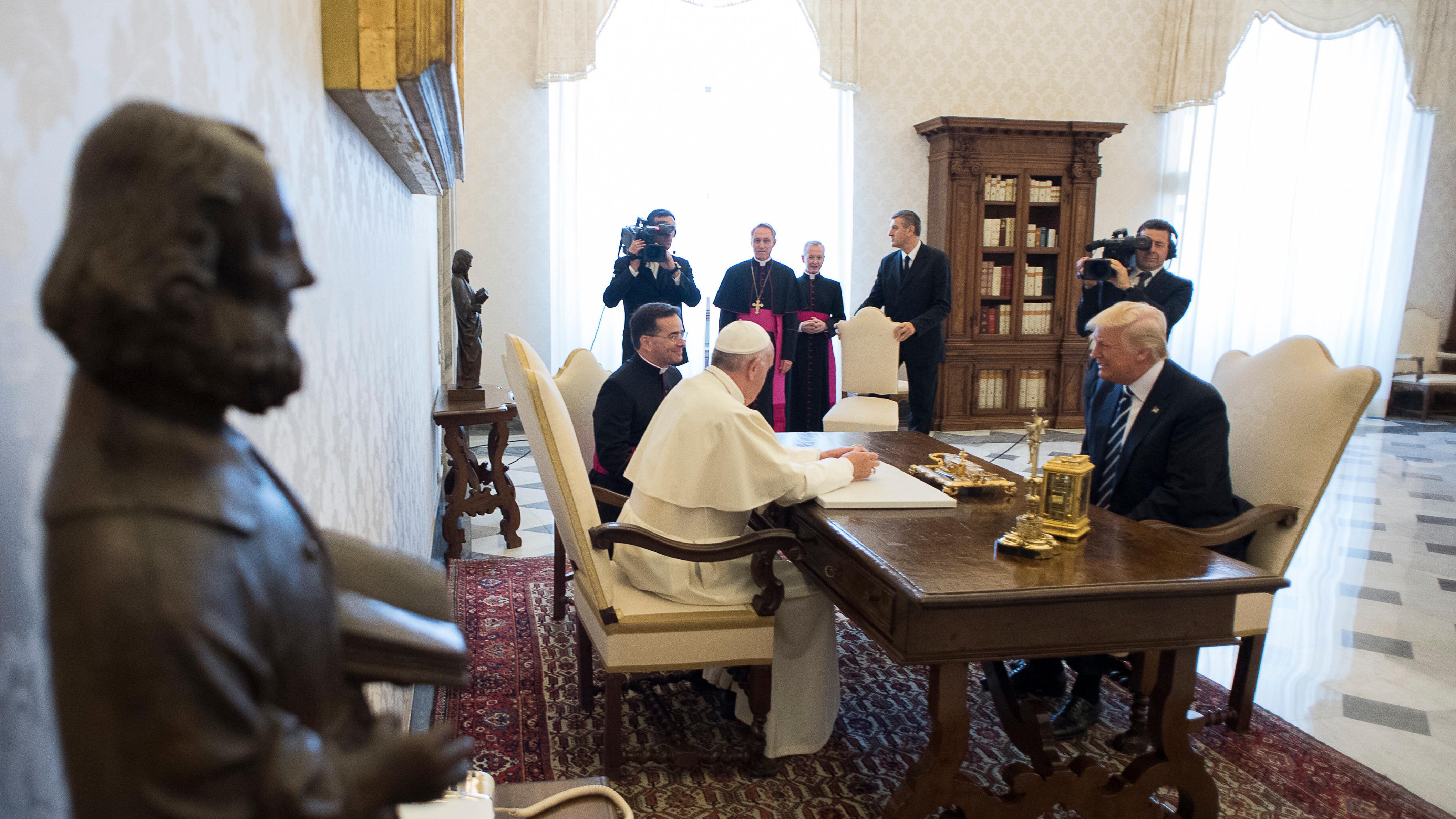 Il Papa dona a Trump l'enciclica "ecologista". L'avrà gradita?
