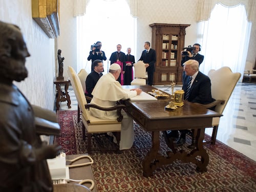 Il Papa dona a Trump l'enciclica "ecologista". L'avrà gradita?