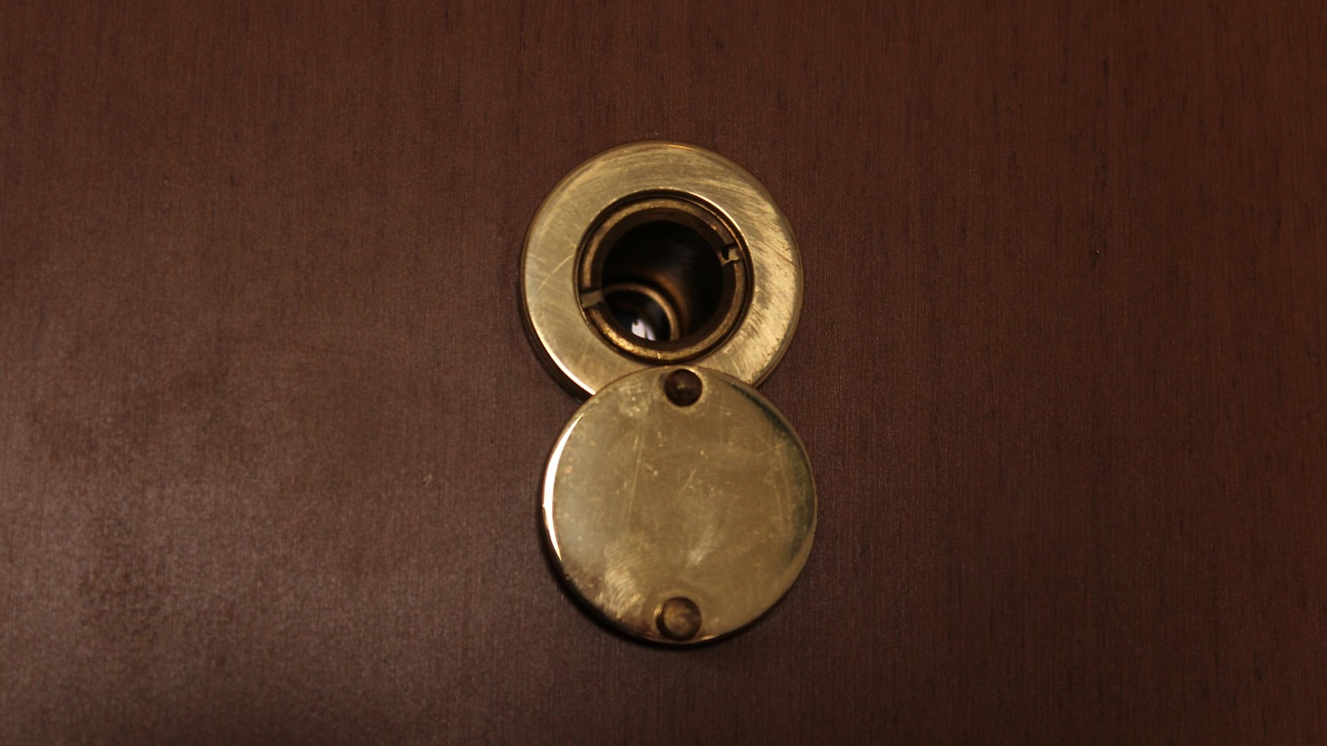 Il feltrino che spalanca la porta: è allarme ladri