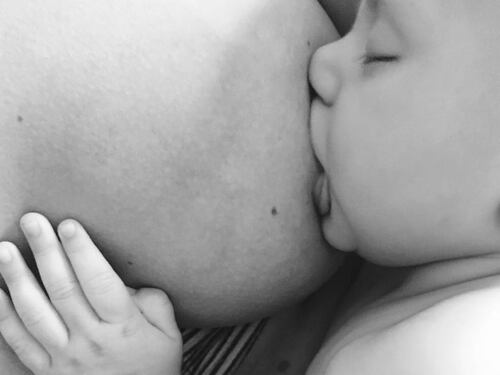 Candice: "Ci fanno vergognare perché allattiamo in pubblico, mentre il tolpless va bene"