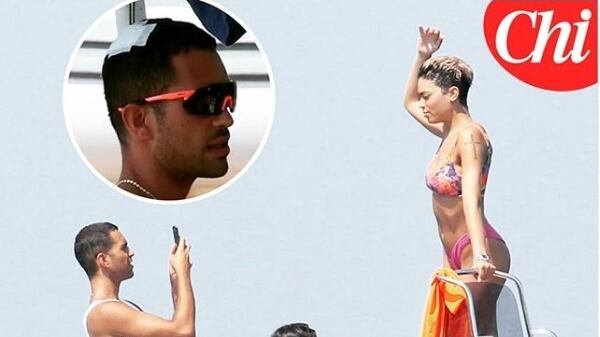 Mahmood si ferisce durante un tuffo: per lui un vistoso cerotto in testa