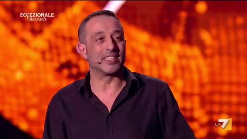 "Riconosciuta dai tatuaggi? Ma...". Poi Zelig cancella il comico