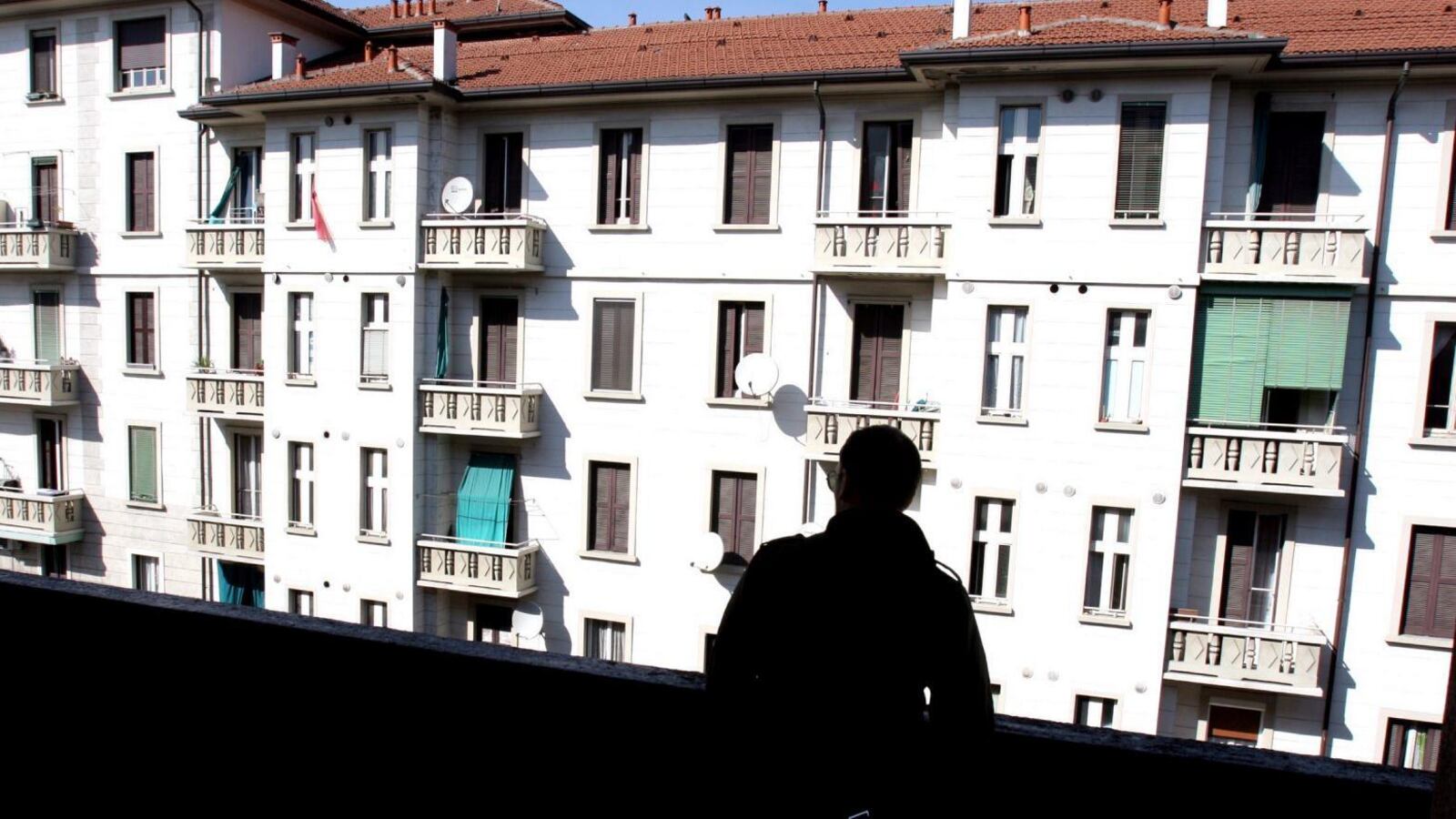 Gli occupano casa, i vigili multano il proprietario
