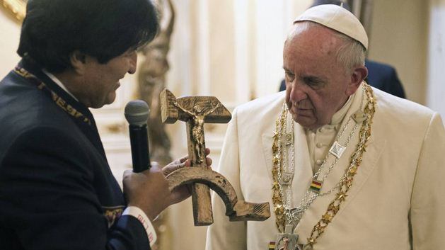 Quel Cristo inchiodato a un simbolo di morte e orrore