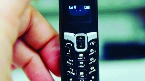 La nuova trovata dei clan: il micro cellulare che sfugge ai controlli