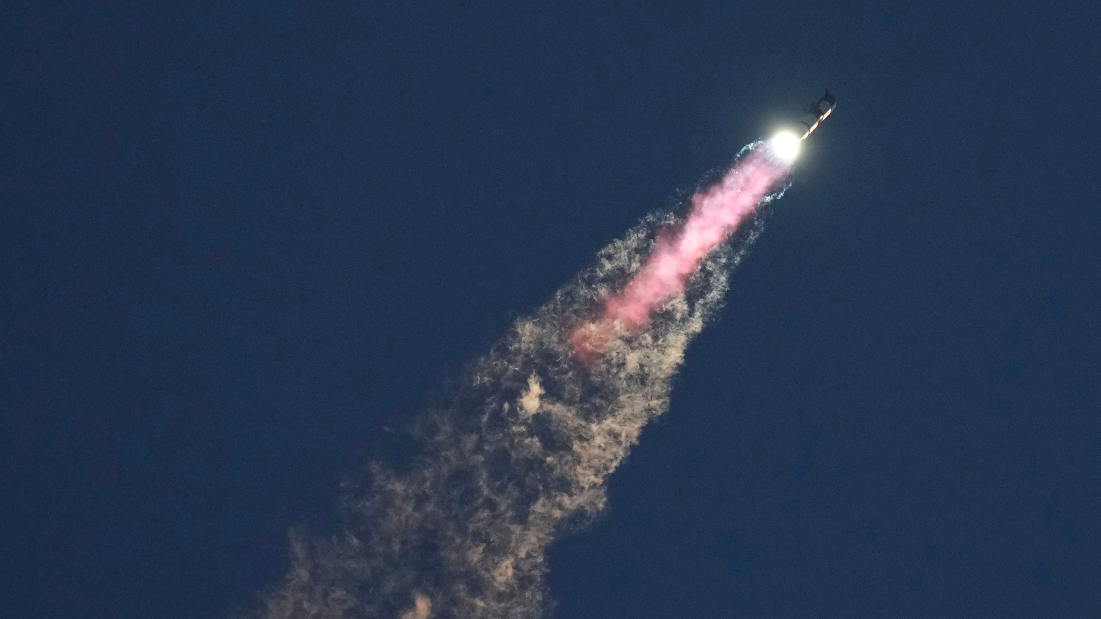 L'esplosione, poi l'allarme in ritardo: così il razzo di Musk ha messo in pericolo i voli di linea