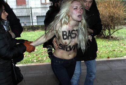 L'atrresto delle attiviste Femen dopo il blitz al seggio 1