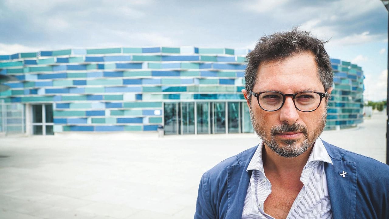 Consigliere Borrelli preso a pugni dagli abusivi: arriva la richiesta del pm