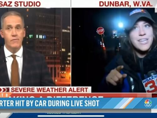 Giornalista investita da un'auto durante la diretta: gli attimi di terrore