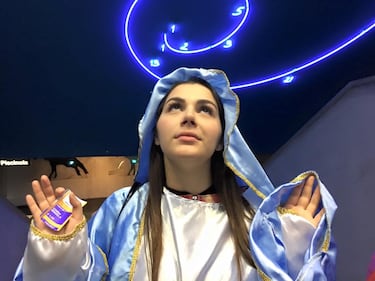 Valentina Nappi vestita da Madonna bannata su Facebook 13