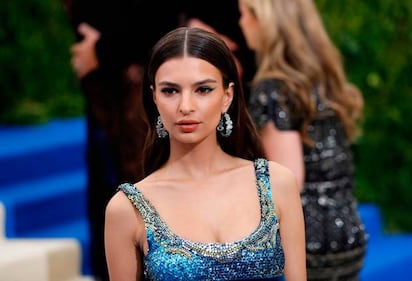 Emily Ratajkowski hot, topless e parrucca rosa 23