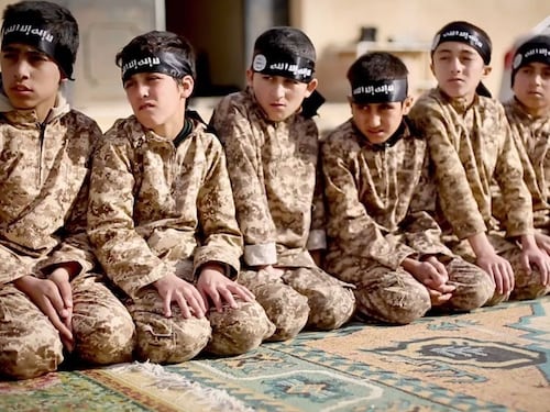 L'orrore dell'Isis sui bambini: "Stuprati se non combattono"