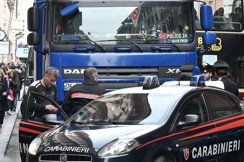 Roma, tir turco in via del Corso: fermato per controlli 5