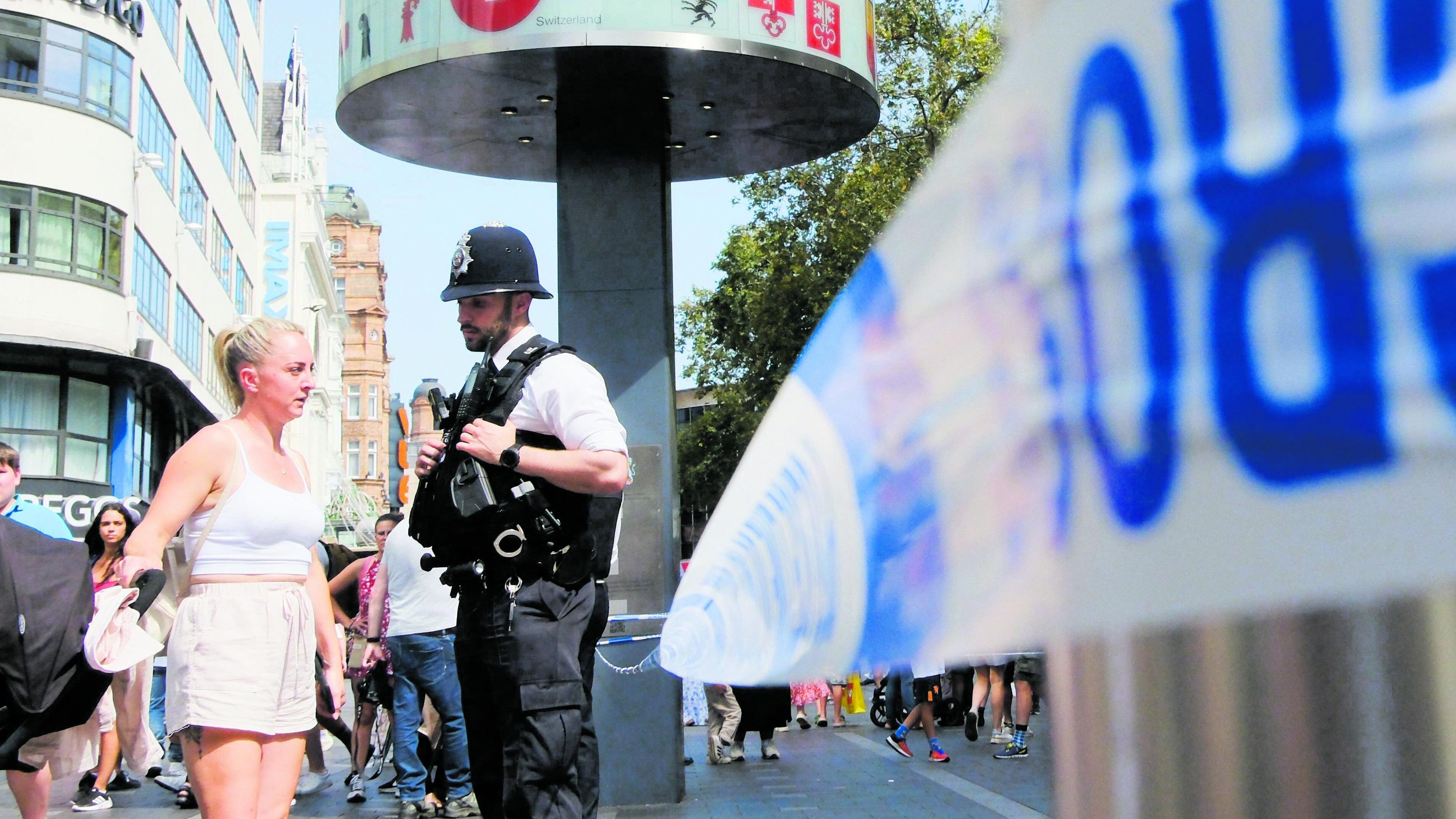 Panico a Londra, donna e figlia accoltellate in pieno centro