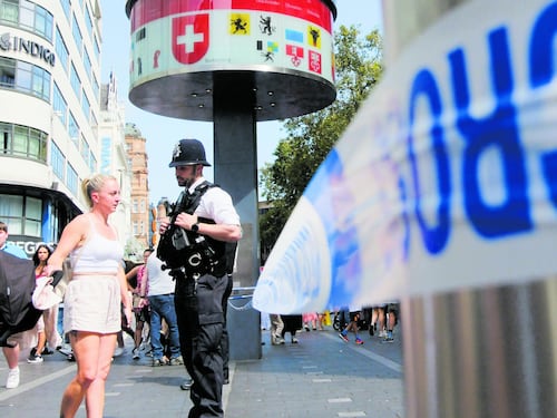 Panico a Londra, donna e figlia accoltellate in pieno centro