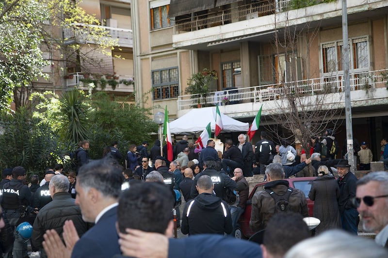 Casal Bruciato, residenti in protesta: "Le case prima agli italiani" 3