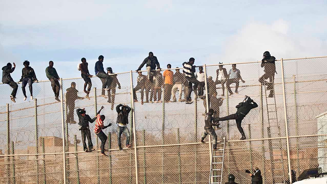 La Spagna vuole rimuovere il filo spinato dal muro anti-migranti di Ceuta