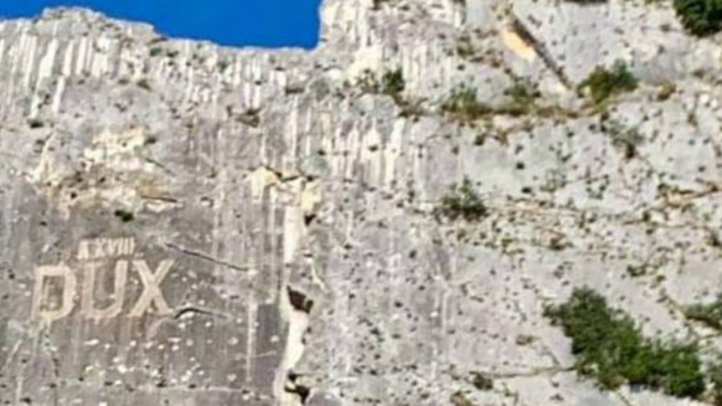 Il sindaco ripulisce ripulisce la scritta 'Dux' sulla montagna