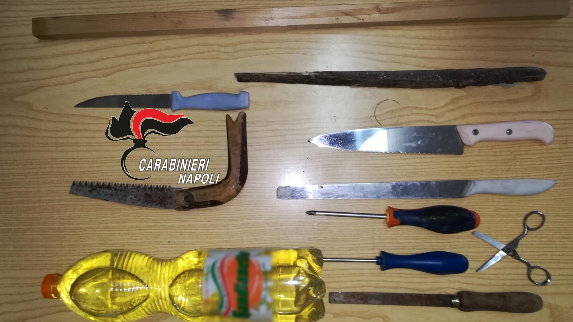 Botte e minacce agli anziani genitori per i soldi, arrestato