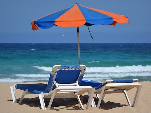 Ruba zaino in spiagga, arrestato in stazione