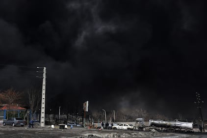 Cielo nero su Teheran dopo l'attacco alle strutture petrolifere  7