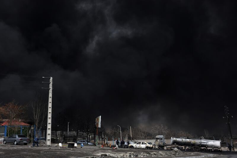 Cielo nero su Teheran dopo l'attacco alle strutture petrolifere 7