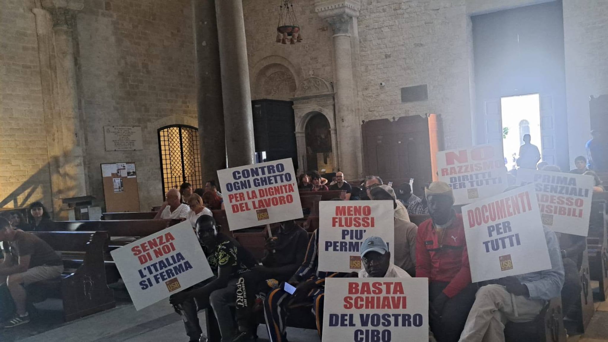 I braccianti di Torretta Antonacci occupano la basilica di San Nicola di Bari per 5 ore: “Documenti per tutti e stop ai ghetti"