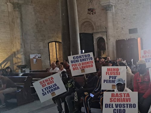I braccianti di Torretta Antonacci occupano la basilica di San Nicola di Bari per 5 ore: “Documenti per tutti e stop ai ghetti"