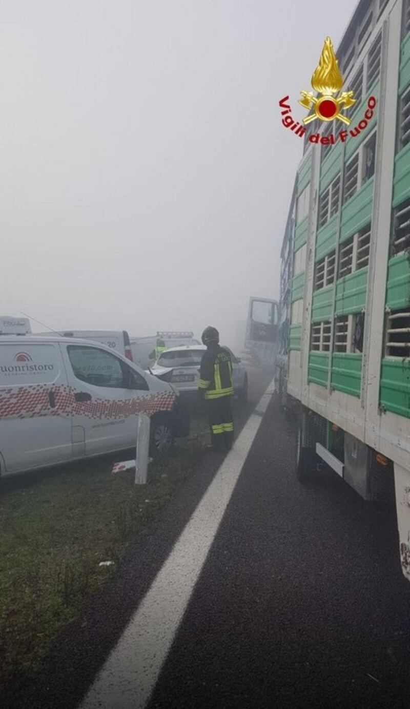 Doppio incidente in A22 e A1, 1 morto e 25 feriti: le immagini dei vigili del fuoco 1