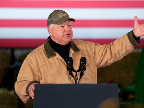 Tim Walz beniamino di sindacati e comunità gay: il radicale che parla alla gente del Midwest