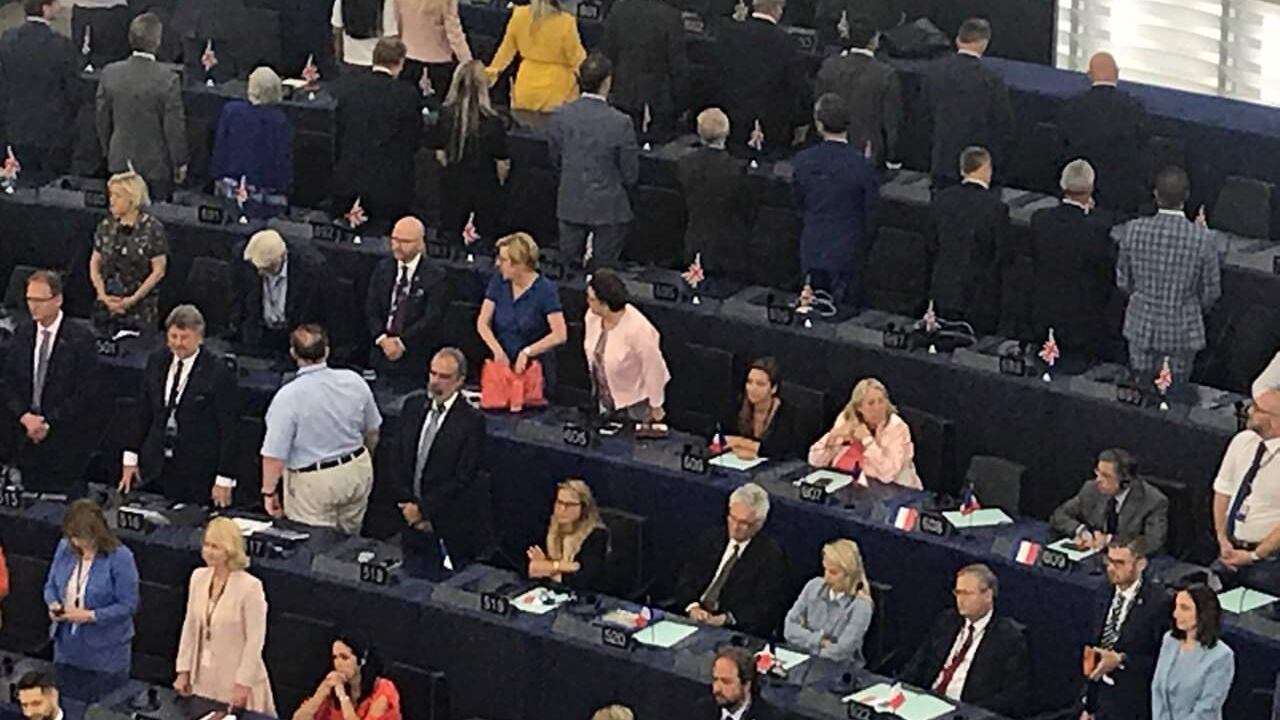 Parlamento Ue, i deputati pro Brexit si voltano durante l'inno