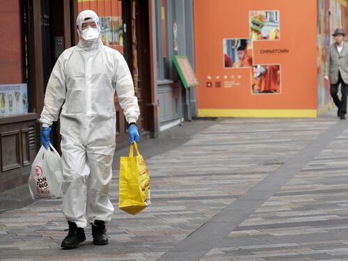 Viola il lockdown per incontrare la fidanzata: si dimette consulente di Johnson
