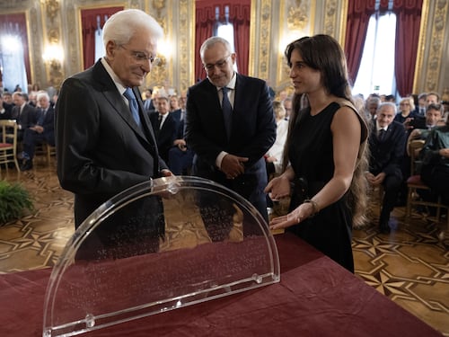 Lo scudo di Mattarella ai giornalisti
