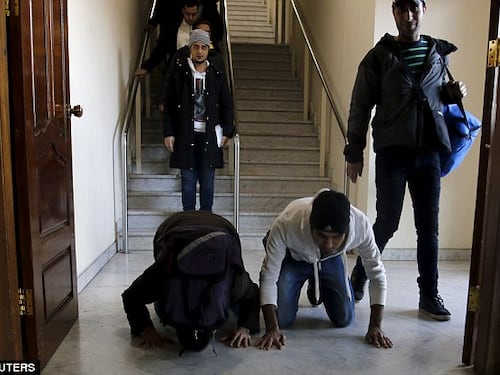 Due migranti: "Torniamo a casa: la paghetta da profugo è troppo bassa"