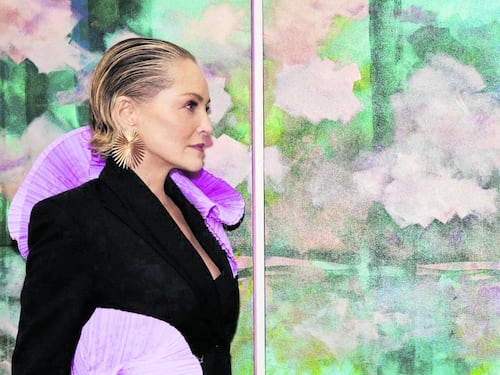 Sharon Stone: “L’arte è una ricerca spirituale”. A Milano il racconto della sua seconda vita da pittrice