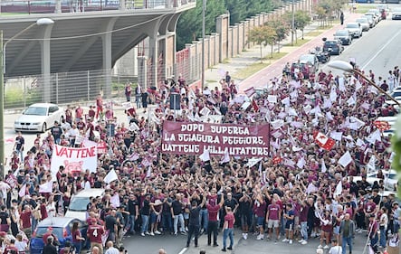 "Cairo vattene", la protesta dei tifosi del Torino: le immagini 1