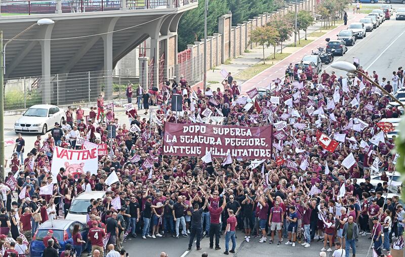 "Cairo vattene", la protesta dei tifosi del Torino: le immagini 1