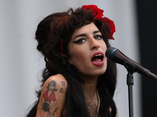 Black to Black, le dipendenze, il successo. Cosa uccise davvero Amy Winehouse