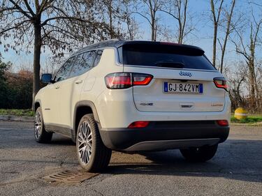Jeep Compass 4XE, guarda le foto del suv ibrido plug-in 11