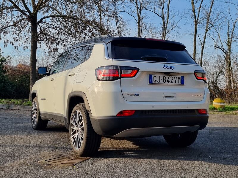 Jeep Compass 4XE, guarda le foto del suv ibrido plug-in 11