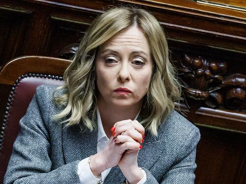 Più la attaccano, più Meloni dura