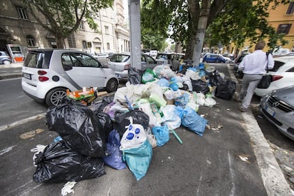 Roma, sciopero rifiuti: il disagio per le vie della città 12