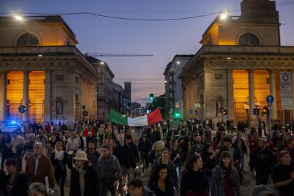 Manifestazione no pass a Milano. Scontri con la polizia 10