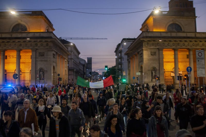 Manifestazione no pass a Milano. Scontri con la polizia 10