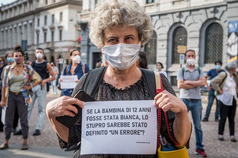 Femministe in piazza a Milano contro Montanelli 8